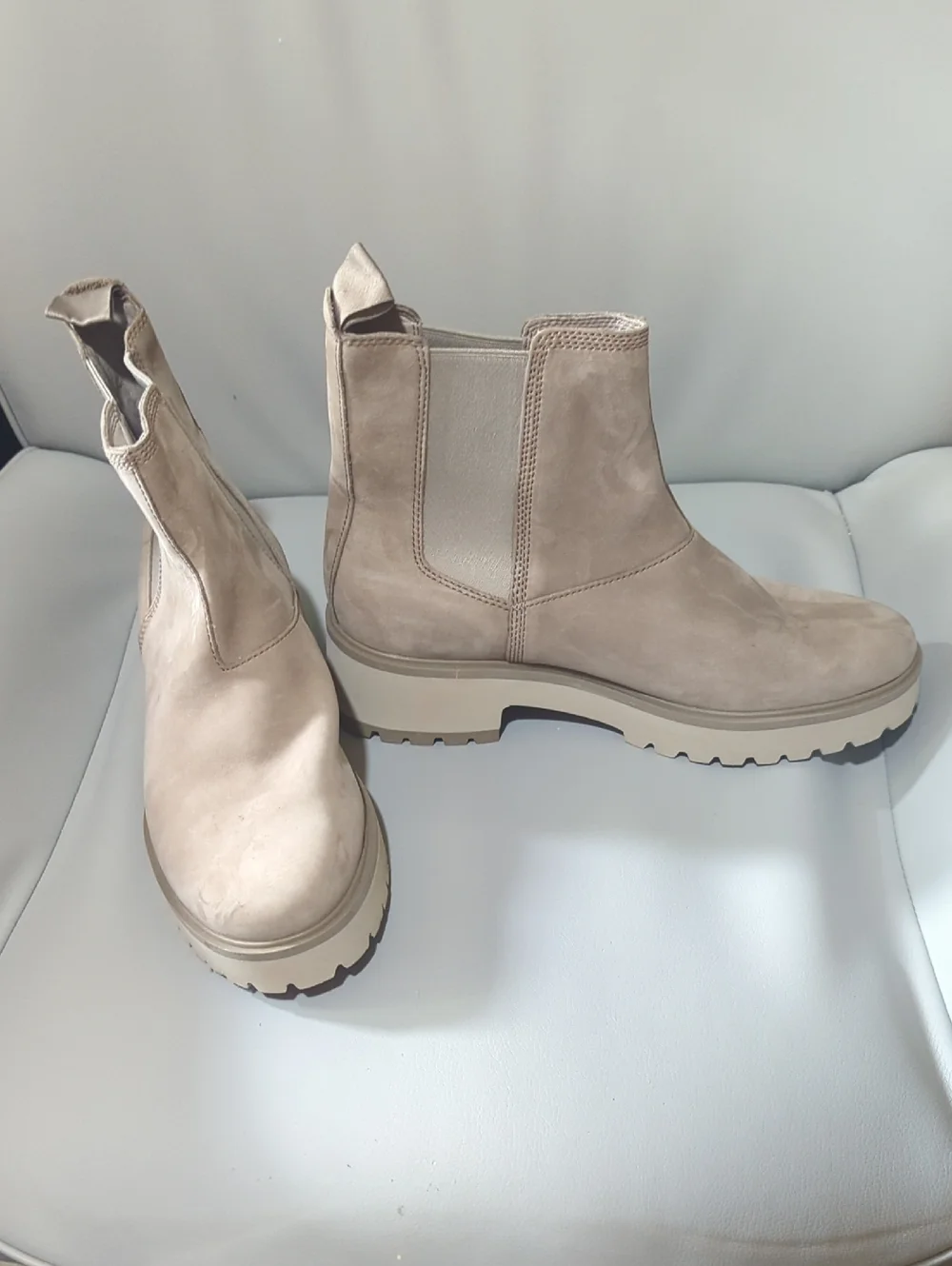 Timberland Women's Suede Chelsea Lug Boots in Light Beige - Picture 1 of 6